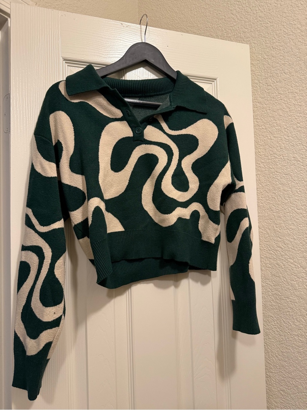 Cider Everyday Illusion Psychedelic Swirl Cropped Pullover Sweater